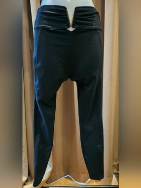 Bombshell Sportswear V‑Front Sculpt Leggings Black Gold Trim